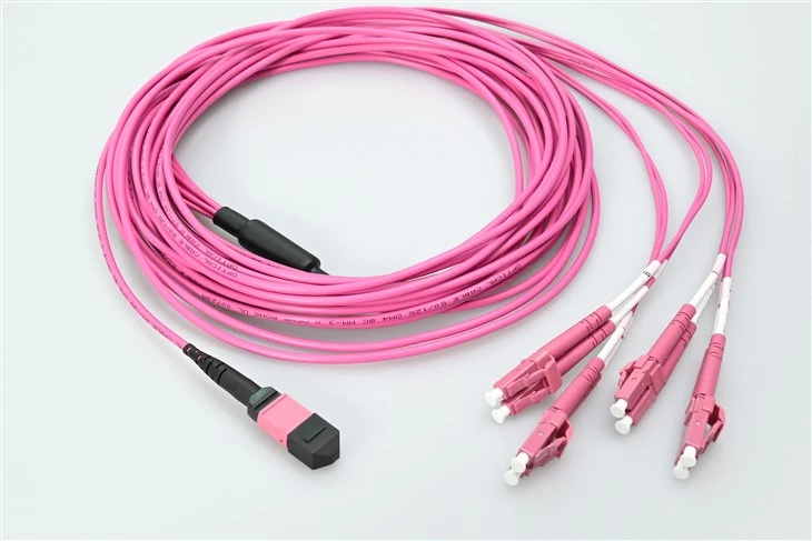 MTP سے LC 8-فائبر OM4 پلینم بریک آؤٹ کیبل 0.35dB کم نقصان والے MTP کنیکٹر کے ساتھ